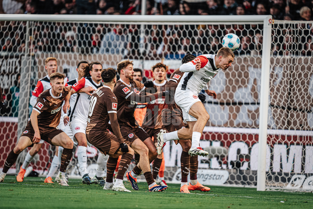 Fußball | Männer | Saison 2024/2025  | Fußball-Bundesliga | 16. Spieltag | FC St. Pauli vs. Eintracht Frankfurt | 11.01.2025 | Rasmus Kristensen (#13, Eintracht Frankfurt) beim Kopffball
