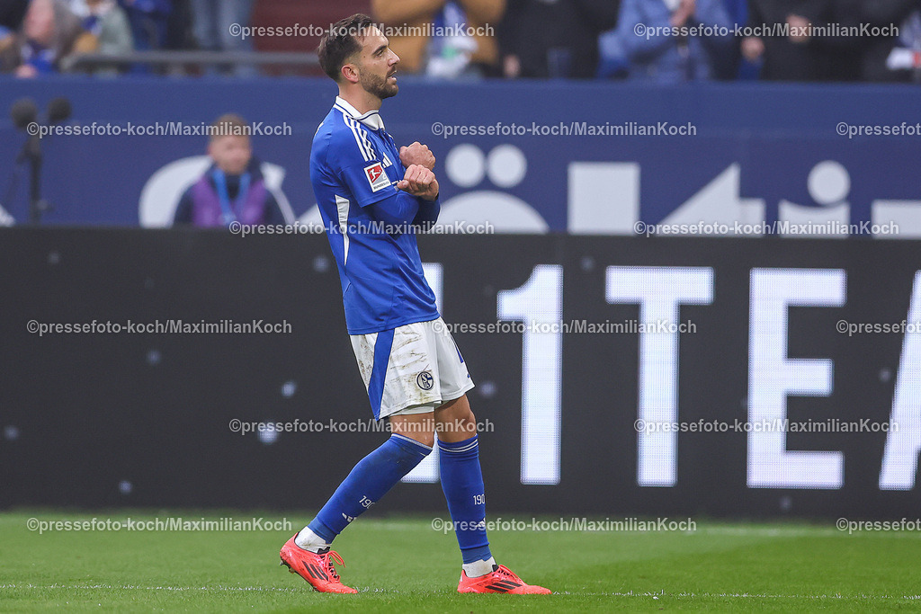 Schalke10112401023 | 10.11.2024, Fußball, FC Schalke 04 - SSV Jahn Regensburg, 2. Fußball Bundesliga, Veltins-Arena Gelsenkirchen, Saison 2024 2025: Kenan Karaman (S04 #19)  Torjubel nach dem 1:0 für Schalke. DFB regulations prohibit any use of photographs as image sequences and or quasi-video.