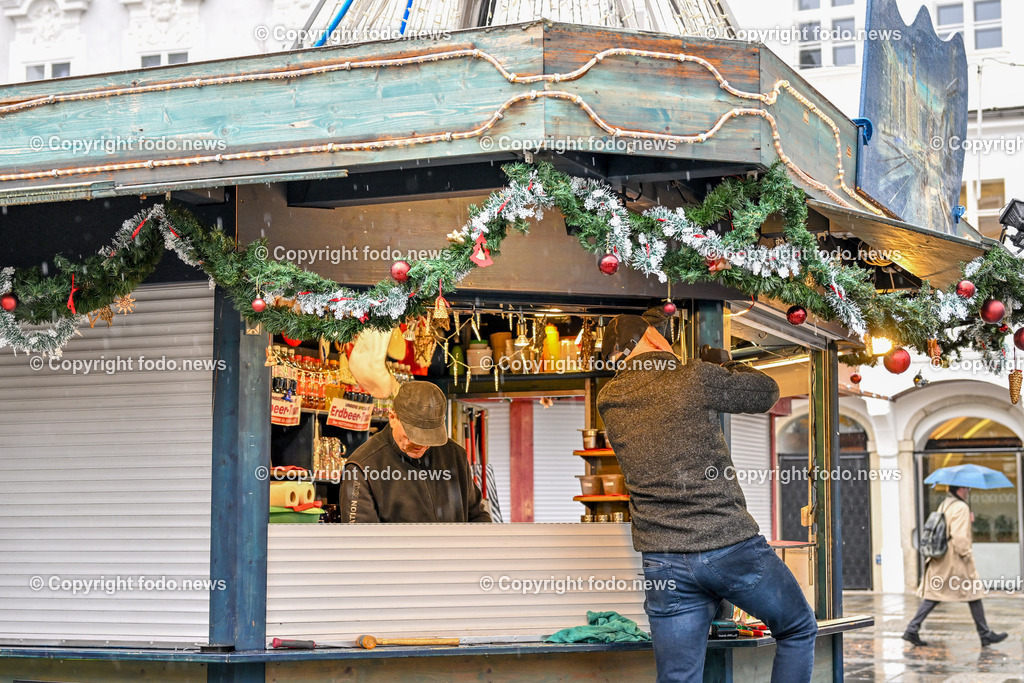 Christkindlmarkt_ Hauptplatz Linz_ Aufbau_ 13.11.2023-2 | 13.11.2023, Linz, AUT, Christkindlmarkt, Hauptplatz Linz, Weihnachtsdekoration, im Bild Christkindlmarkt, Hauptplatz Linz, Huetten, Standln, Aufbauarbeiten, Einraeumen, Vorbereitung