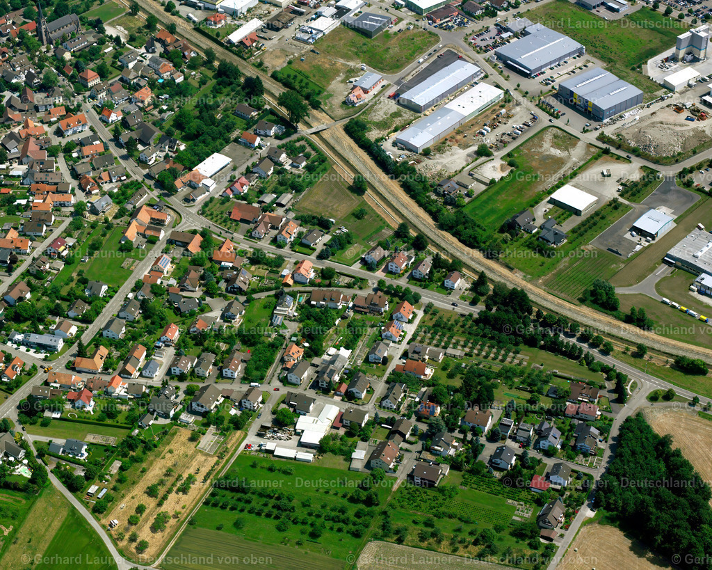 2526204 | VIMBUCH 01.05.2005 Wohngebiet - Mischbebauung der Mehr- und Einfamilienhaussiedlung  in Vimbuch im Bundesland Baden-Württemberg, Deutschland // Residential area - mixed development of a multi-family housing estate and single-family housing estate  in Vimbuch in the state Baden-Wuerttemberg, Germany Foto: Gerhard Launer