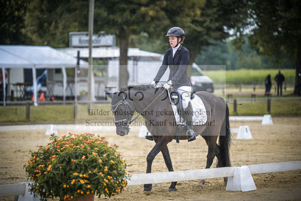 DOS_2555 | Entdecke hochwertige Reitturnierfotos von Foto Oger. Professionell, emotional und authentisch – jetzt Lieblingsmomente im Shop bestellen.Deutschlandweite Turnierfotografie. - Realisiert mit Pictrs.com