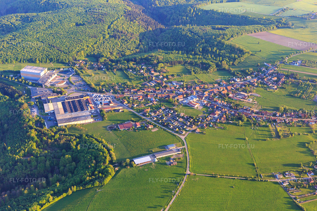 Vue aérienne: Vue d'une ville en bordure des Vosges septentrionales depuis le nord à Petersbach dans le département Bas Rhin, France. Photo: IMG_145843.jpg prise le 30/04/2025 par Werner Riehm/FLY-FOTO.eu – Résolution de l'original: 5472 x 3648 px
