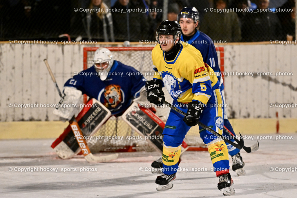 ELV Zauchen vs. EC Tigers Paternion  | #5 Eder Manfred ELV Zauchen, #10 Ortner Philipp EC Tigers Paternion, ELV Zauchen vs. EC Tigers Paternion , ELV Zauchen vs. EC Tigers Paternion  am 02.01.2025 in Eisoval Zauchen (Stadthalle Villach), Austria, (Photo by Bernd Stefan)