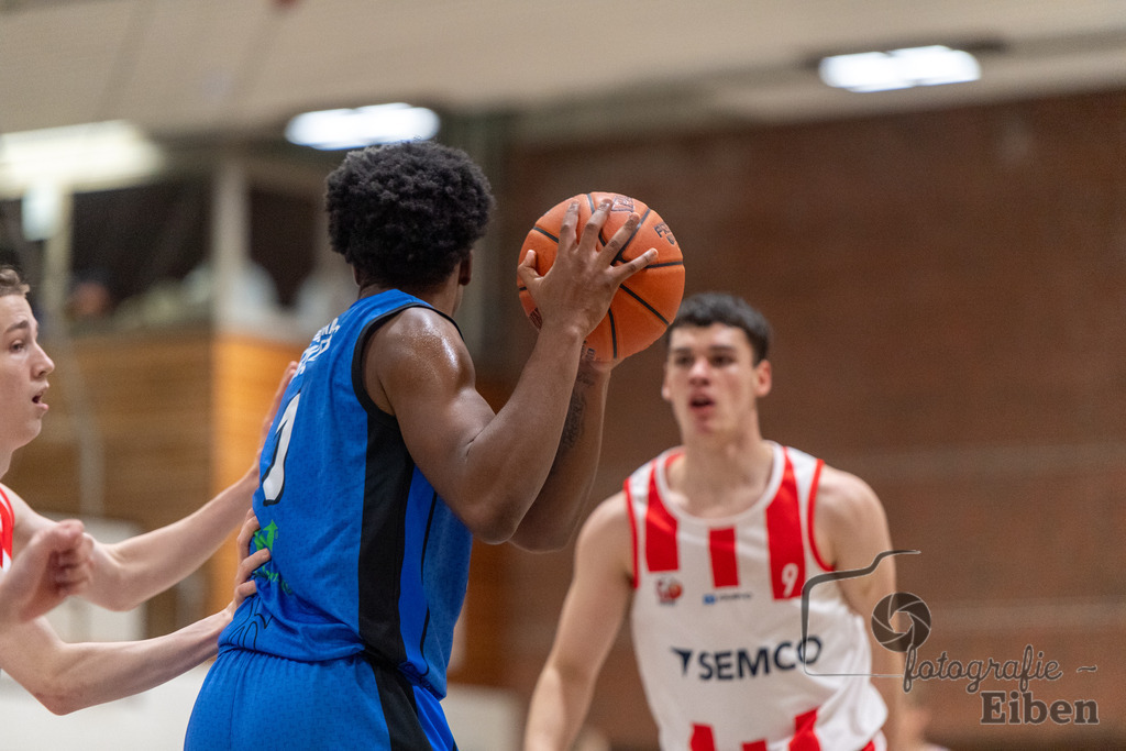 TSG Westerstede-Fortuna Logabirum | Basketball 2. Regionalliga; TSG Westerstede 2 (weiß)- Fortuna Logabirum (blau) am 12.12.2025 in Westerstede (Hössensportzentrum), Photo: Philip Eiben 2025 - Realisiert mit Pictrs.com