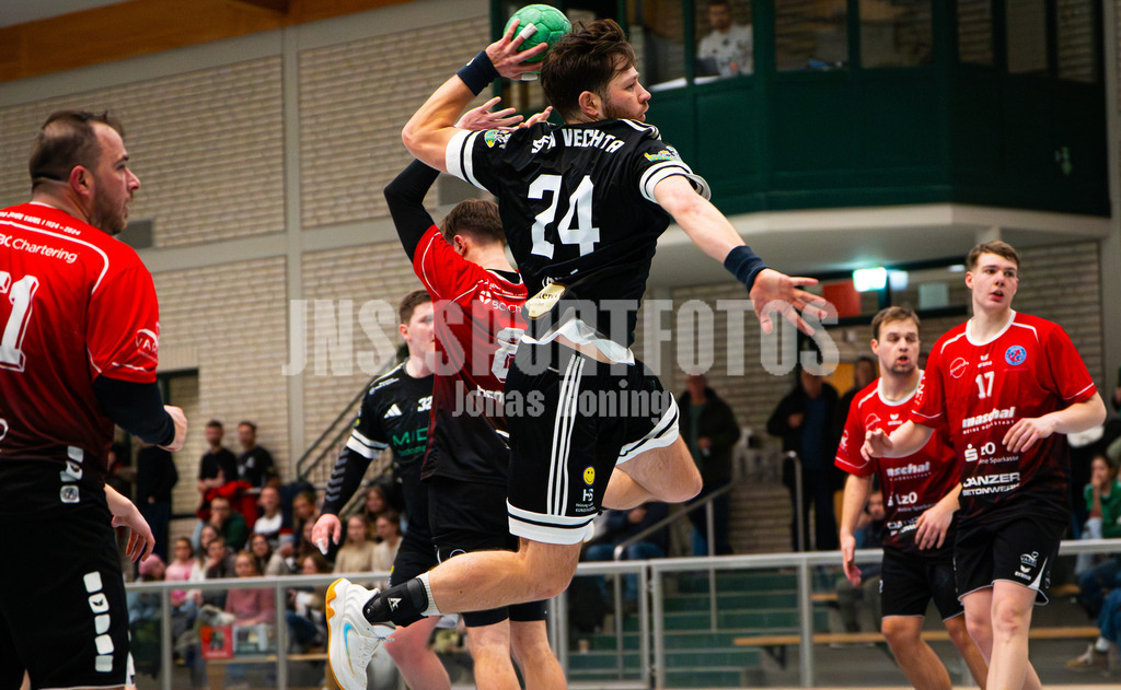 Handball I Herren I Saison 2025-2026 I Verbandsliga West I 13. Runde I SFN Vechta - HSG Varel II I 7670 | Jan Linne (24, SFN Vechta) - Realisiert mit Pictrs.com