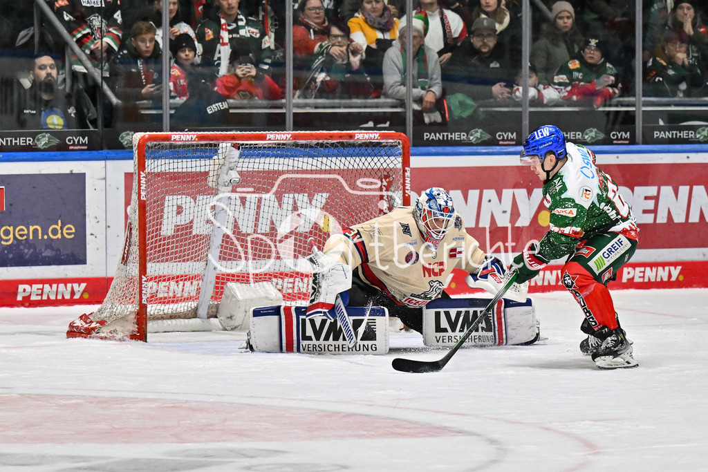 Augsburger Panther - Nürnberg Ice Tigers | scheitert mit seinem Penalty an Niklas TREUTLE (Nürnberg Ice Tigers #31) - Florian ELIAS (Augsburger Panther #67) / DEL: Augsburger Panther - Nuernberg Ice Tigers, Curt Frenzel Stadion am 06.12.2024