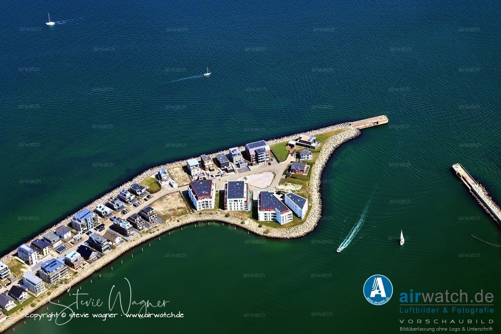 Luftbilder Ostseefjord Schlei, Maasholm, Port Olpenitz, Schleimünde | Aktivitäten & Ausflugstipps rund um Port Olpenitz - Die Region bietet zahlreiche Möglichkeiten für Wassersport, Wandern und Radtouren. Beliebte Aktivitäten sind Segeln, Kajakfahren auf der Schlei oder Spaziergänge entlang des Schleiufers. Der nahegelegene Ort Kappeln ist einen Besuch wert – bekannt durch die Fernsehserie „Der Landarzt“ und mit charmanten Cafés, Fischläden und einem lebendigen Hafen.