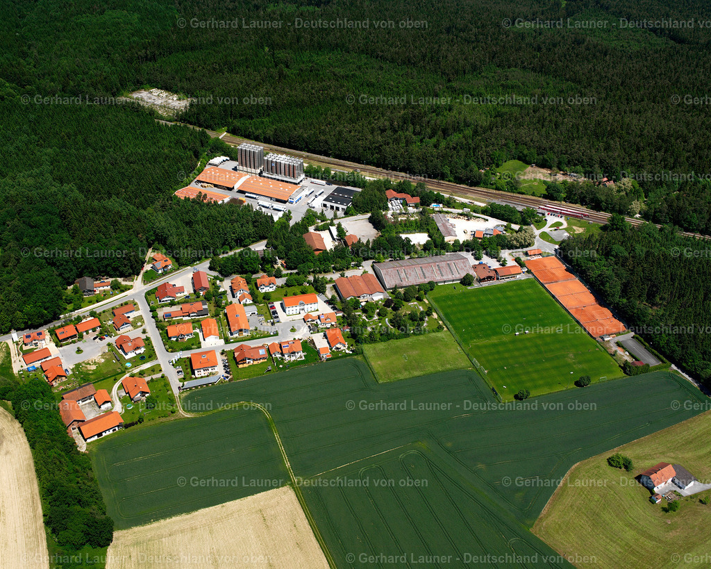 2600525 | EDMAIER 09.06.2006 Wald- Gebiete und Forstflächen umsäumen das Siedlungsgebiet des Dorfes in Edmaier im Bundesland Bayern, Deutschland // Village - view on the edge of forested areas in Edmaier in the state Bavaria, Germany Foto: Gerhard Launer
