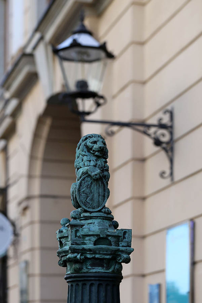 Foto: Leipzig - Handschwengelpumpe - Typ Kleiner Löwe - Universitätsstraße | Das Team hinter BILDLEXIKON LEIPZIG bündelt historische wie aktuelle Informationen über die Stadt Leipzig in Text und Bild auf einer Plattform und stellt diese der interessierten Öffentlichkeit zur Verfügung.