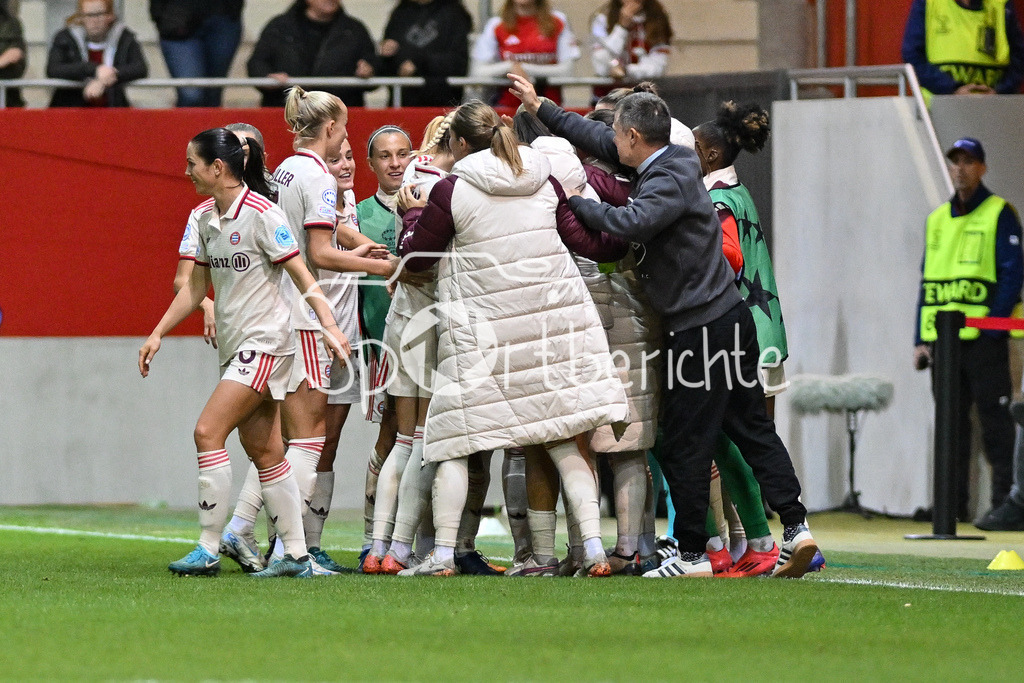 FC Bayern München Frauen - Arsenal London Frauen | Jubel der FCB Frauen nach dem Treffer zum 4-2 druch Pernille HARDER (FCB #21) / Freude / Happy / Tor / Torschuetzin / UEFA Womens Champions League: FC Bayern München Frauen - Arsenal London Frauen, FC Bayern Campus am 09.10.2024