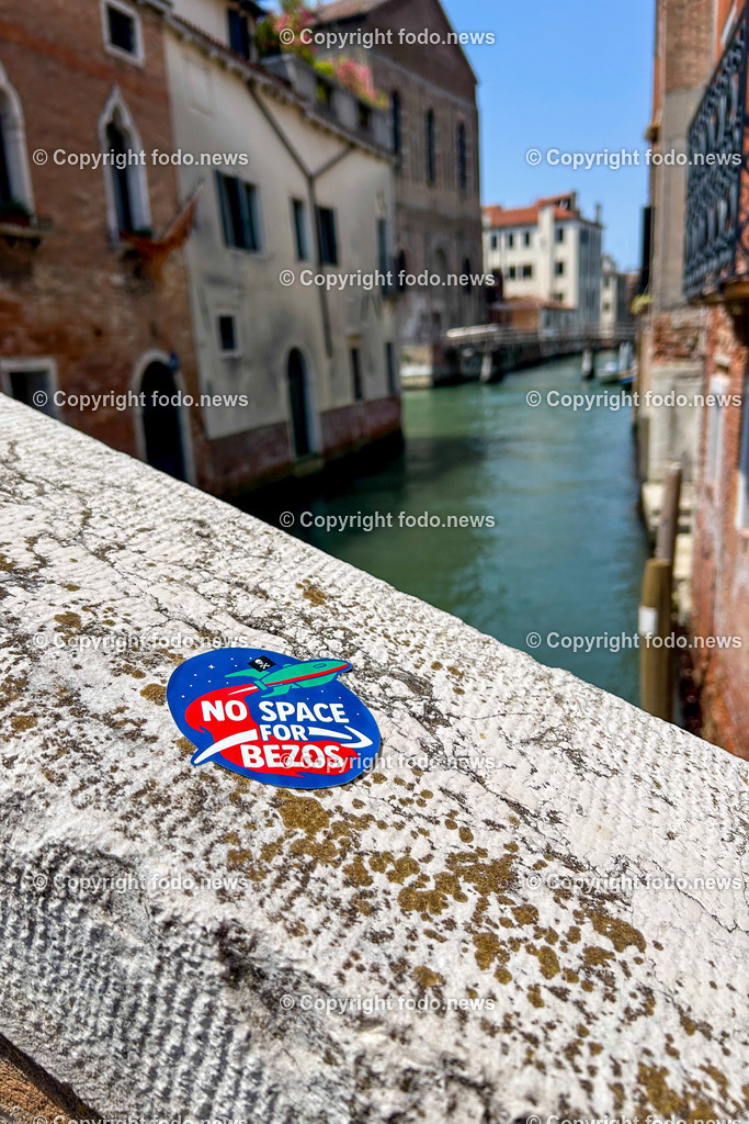 Italien_ Venedig_ Bezos_ 23.06.2025-15 | 23.06.2025, Italien, ITA, Venetien, Venedig, im Bild Venedig, Stadtansichten, Jeff Bezos, Hochzeit, Protest, Aufkleber, Amazon, No Space for Bezos, Italien, Feature, Symbolbild, Creativ, Kreativ