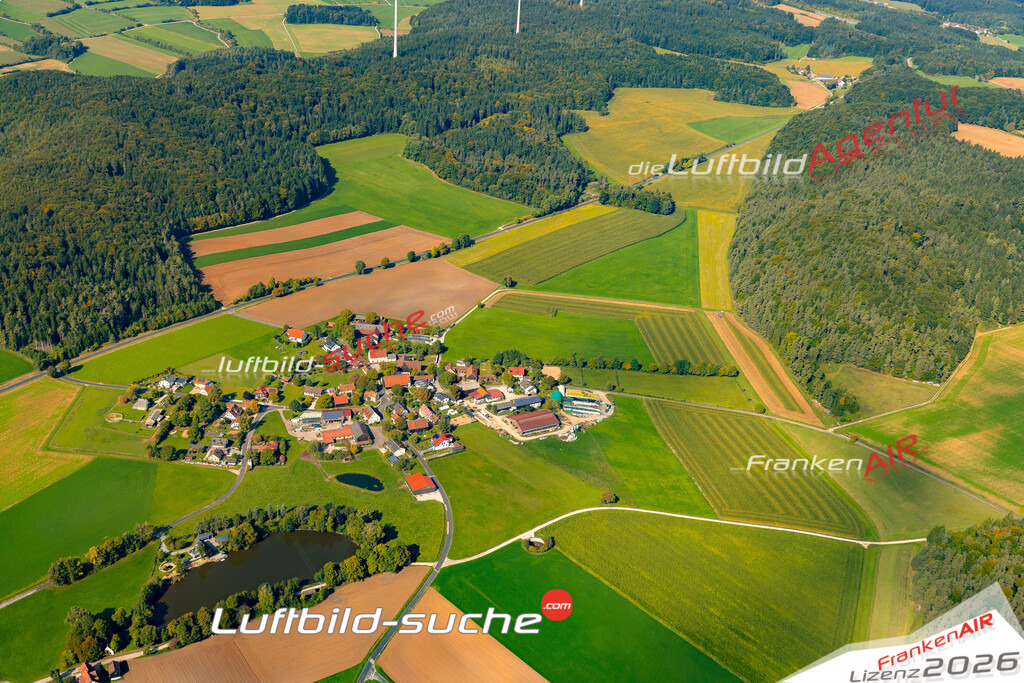 Luftaufnahme Wolfsfeld Kastl - Die Luftaufnahme wurde 2025 vom UL-Flugzeug heraus erstellt ( keine Drohne ) - Hochauflösende Luftaufnahme - für professionelle Ausdrucke geeignet. Die Geschenkidee !Mit Lizenz und Bildrechte bestellbar
