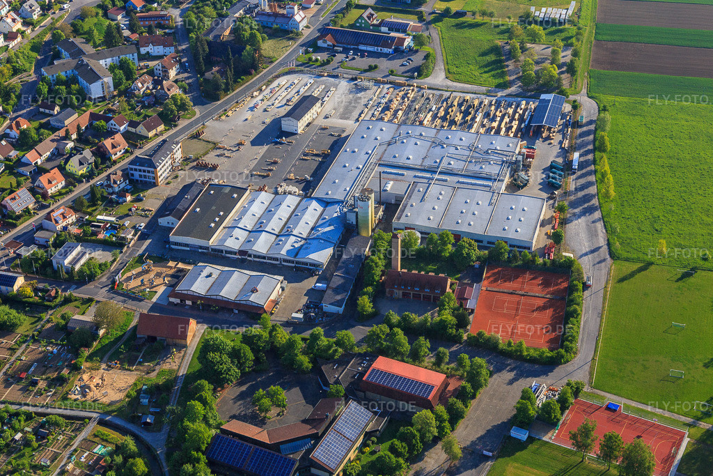 eibe Produktion + Vertrieb GmbH & Co.KG, Freiwillige Feuerwehr Röttingen und Tennisplatz des TC-RW Röttingen e.V. https://www.eibe.de/ https://tc-roettingen.de/ | Luftbild: eibe Produktion + Vertrieb GmbH & Co.KG, Freiwillige Feuerwehr Röttingen und Tennisplatz des TC-RW Röttingen e.V. https://www.eibe.de/ https://tc-roettingen.de/ in Röttingen im Bundesland Bayern in Deutschland. Foto: IMG_146446.jpg vom 10.05.2025 durch Werner Riehm/FLY-FOTO.de - Realisiert mit Pictrs.com