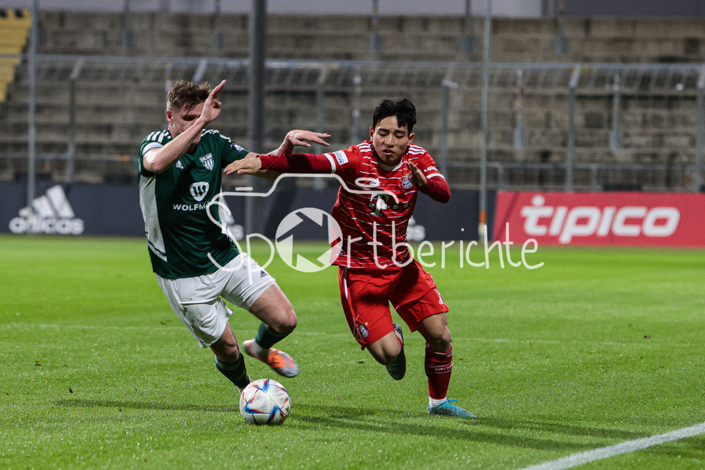 FC Bayern Amateure - 1. FC Schweinfurt | Lukas AIGNER (FCS #6) im Duell mit Hyunju LEE (FCB #8)