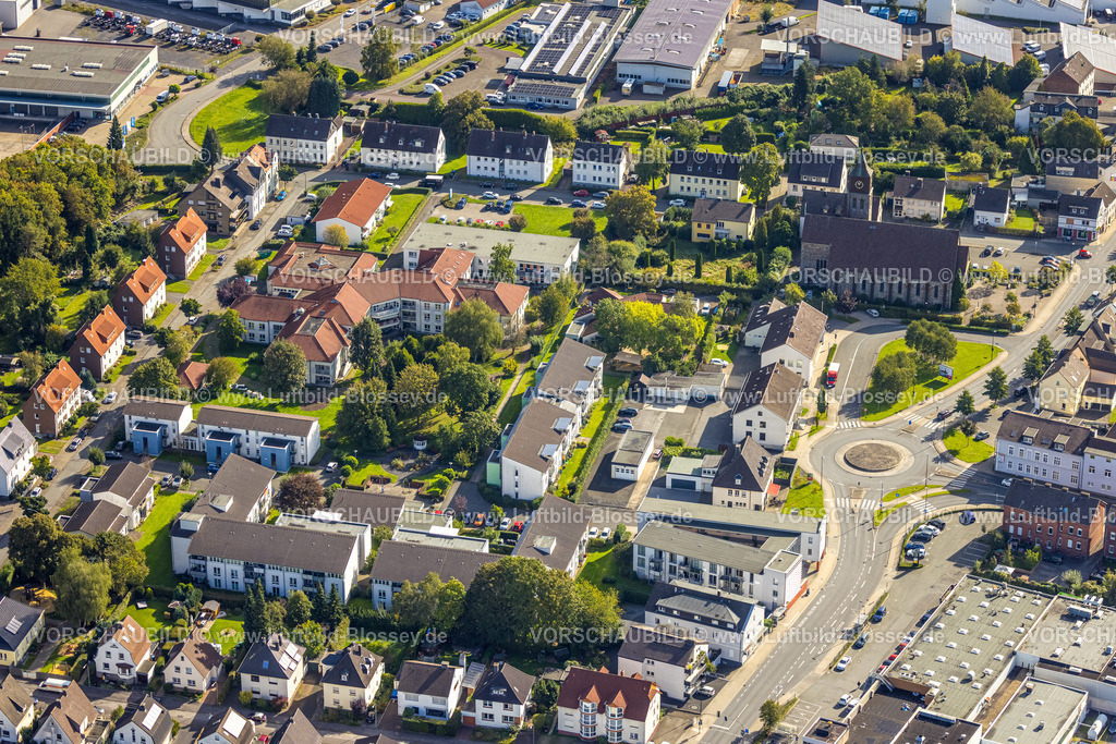 Arnsberg230904589 | Luftbild, Ernst-Wilm-Haus Pflegeheim, kath. Kirche Heilig Geist, Hüsten, Arnsberg, Sauerland, Nordrhein-Westfalen, Deutschland