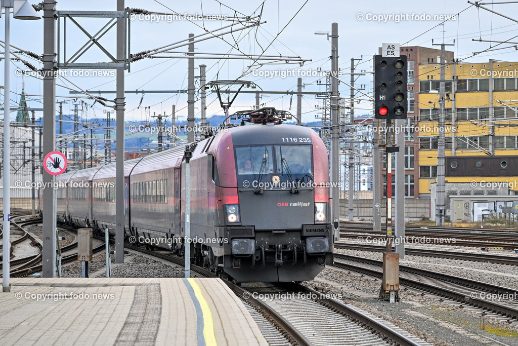 Hauptbahnhof Linz_ Bahnhofshalle_ Bahnsteig_ 26.12.2023-15 | 26.12.2023, Hauptbahnhof Linz, AUT, Bahnhofshalle und Bahnsteig, im Bild Bahnhofshalle, Bahnsteig, Zug, Fahrgaeste, Ticket, Ticketautomat, OEBB, Reisende, Gepaeck, Railjet, Westbahn, ICE, DB, Schild, Anzeigetafel, Linz