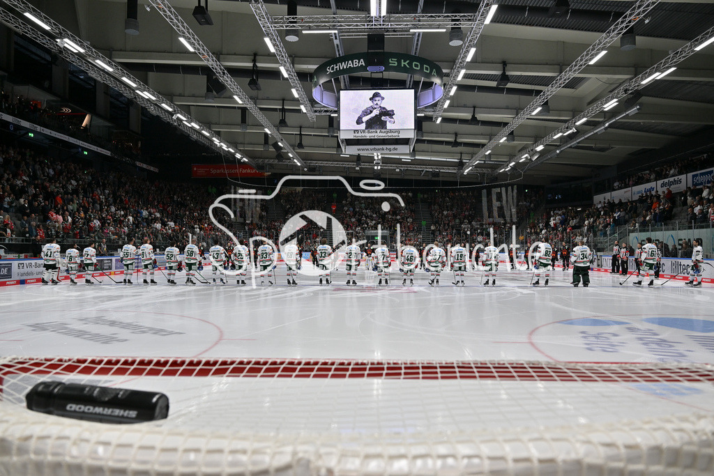 Augsburger Panther - Moser Medical Graz99ers | Dei Augsburger Panther gedenken dem verstorbenen  und langjährigem Teamfotografen Thorsten FRANZISI / Testspiel: Augsburger Panther - Moser Medical Graz99ers; Curt Frenzel Stadion am 31.08.2025