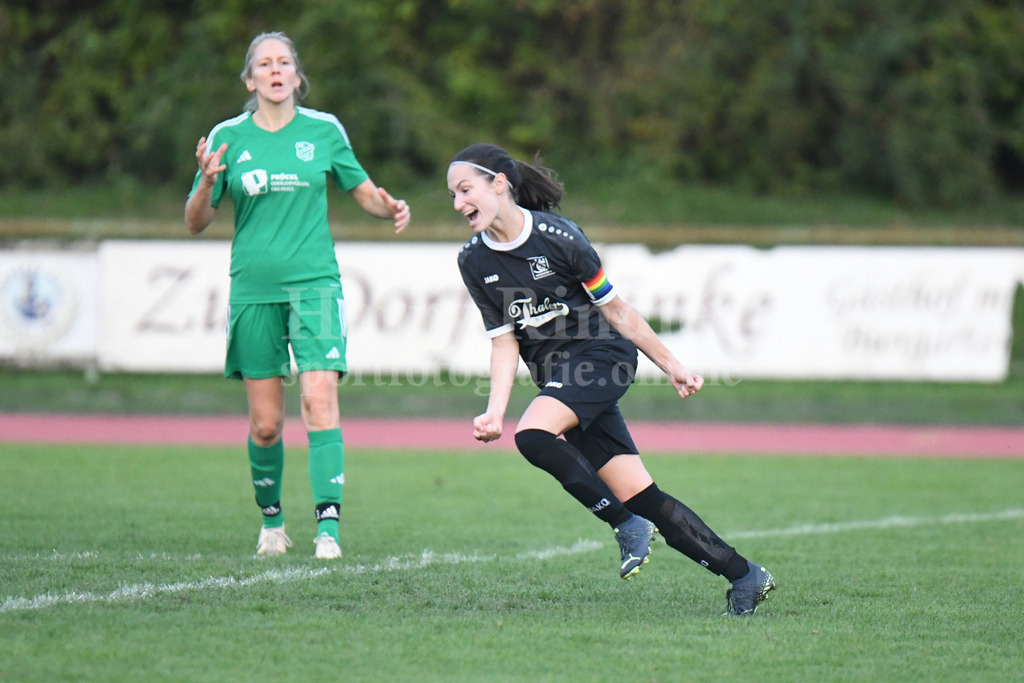 SpVgg GW Damen : SC Aufhausen | Jubel bei den Deggendorfer Damen: Doppel-Torschützin Eva Hofmaier  (SpVgg GW Damen) - Realisiert mit Pictrs.com