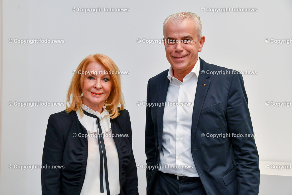 Gerda Rogers_ Starastrologin_ 19.012.2023-1 | 19.01.2023, Linz, AUT, Sparkasse Oberoesterreich im Bild Gerda Rogers (Starastrologin) und Herbert Walzhofer (Vorstandsdirektor Sparkasse Ooe)