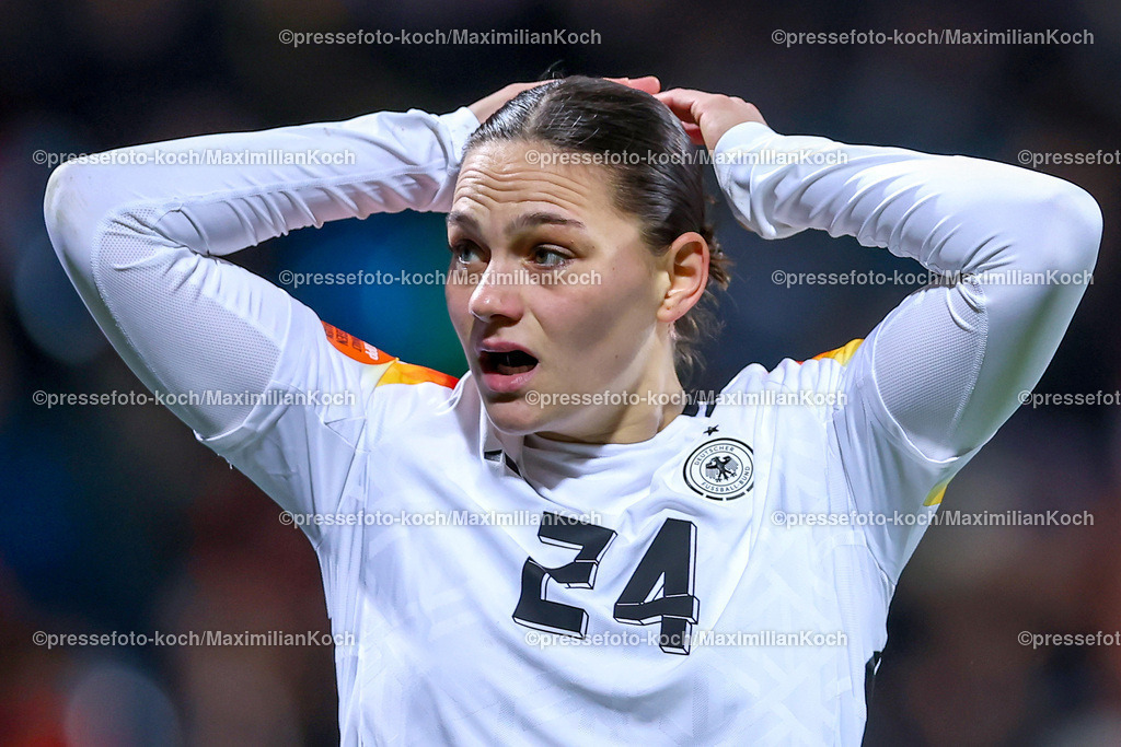 DFB0212240114202210 | 02.12.2024, Fußball Länderspiel Frauen, Deutschland - Italien, Vonovia-Ruhrstadion Bochum, Saison 2024 2025: Giovanna Hoffmann (GER #24) gestikulierendDFB regulations prohibit any use of photographs as image sequences and or quasi-video.