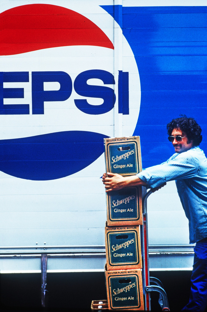 05USA_NYC_1983_5233 | USA, NY, Street_people- Pepsi