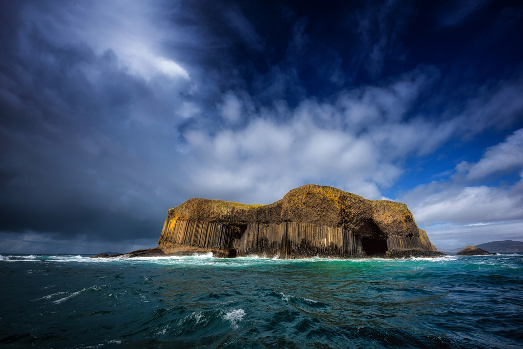 Staffa | Die Hebrideninsel Staffa in Schottland ist bekannt wegen ihren Basaltsäulen, der Höhle "Fingal's Cave" und Felix Mendelssohns Hebridenouverture. 
Ich konnte die Insel bei passendem dramatischem Wetter besuchen und schöne Fotos machen. Ein Teil dieser Fotos wurden in der Zeitschrift "Scottish Field" veröffentlicht. 
-----------------------------------------------------------------
The Hebridean island of Staffa in Scotland is known for its basalt columns, Fingal's Cave and Felix Mendelssohn's Hebridean Overture.
I was able to visit the island in suitable dramatic weather and take beautiful photos. Some of these photos were published in "Scottish Field" magazine.
-----------------------------------------------------------------
Dieser Druck ist in einer limitierten Auflage von 5 Exemplaren erhältlich. 
This print is available in a limited edition of 5 copies. 
http://art.hess.photography/141-staffa.html - Realisiert mit Pictrs.com
