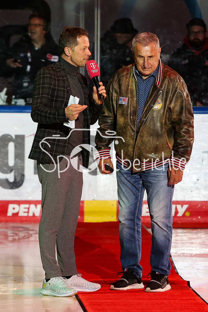 Augsburger Panther - Nürnberg ICE Tigers | Sascha BANDERMANN interviewt Eishockey Legende Jaroslav POUZAR am Rande des DEL Retro Spieles zwischen Augsburg und Nuernberg