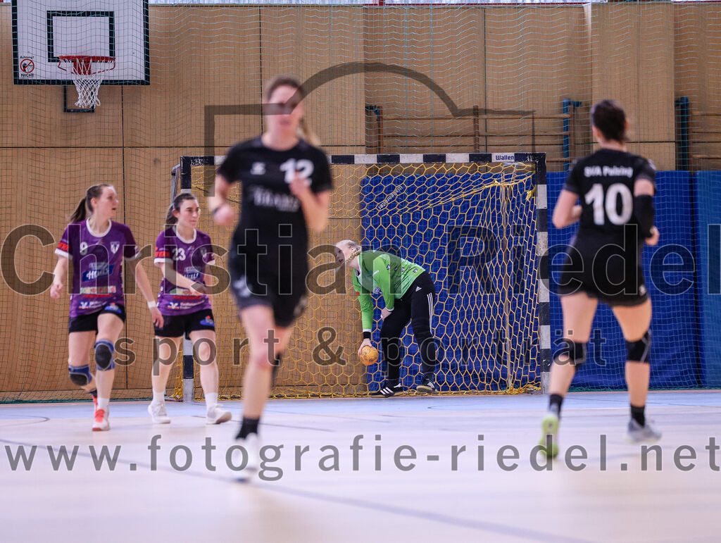 2024-12-14_032_SpVgg_Altenerding_gegen_SVA_Palzing | Erding, Deutschland, 14.12.2024:Handball, Bezirksoberliga Frauen Altbayern 2024 / 2024, 9. Spieltag, SpVgg Altenerding gegen SVA Palzing, Endergebnis: 20:30Julia Kranich (SpVgg Altenerding, #9), Katharina Künstner (SpVgg Altenerding, #23), Sandra Redl (SVA Palzing, #12), Torfrau Hanna Obermair (SpVgg Altenerding, #1), Veronika Wöhrl (SVA Palzing, #10)Foto: Christian Riedel / fotografie-riedel.net