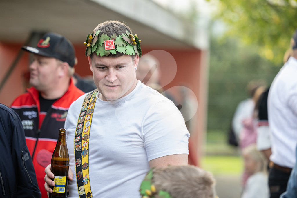 ESAF2025_Empfang_8440 | Die Schwinger des Schwyzer Kantonalen Schwingerverbandes: Fotos, die Dynamik und Leidenschaft festhalten, sowie emotionale Momente aus dem traditionellen Schwingsport zeigen. - Realisiert mit Pictrs.com