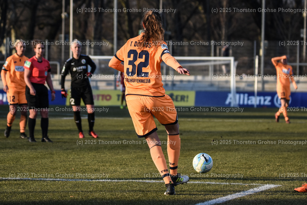 Fussball-BL Frauen 1. FFC Frankfurt vs. TSG 1899 Hoffenheim | Tamar Dongus #32 (TSG 1899 Hoffenheim); Fussball-BL Frauen 1. FFC Frankfurt vs. TSG 1899 Hoffenheim, Fussball-Bundesliga Frauen am 24.02.2018 im Stadion am Brentanobad in Frankfurt/Main, (Deutschland) - Realisiert mit Pictrs.com