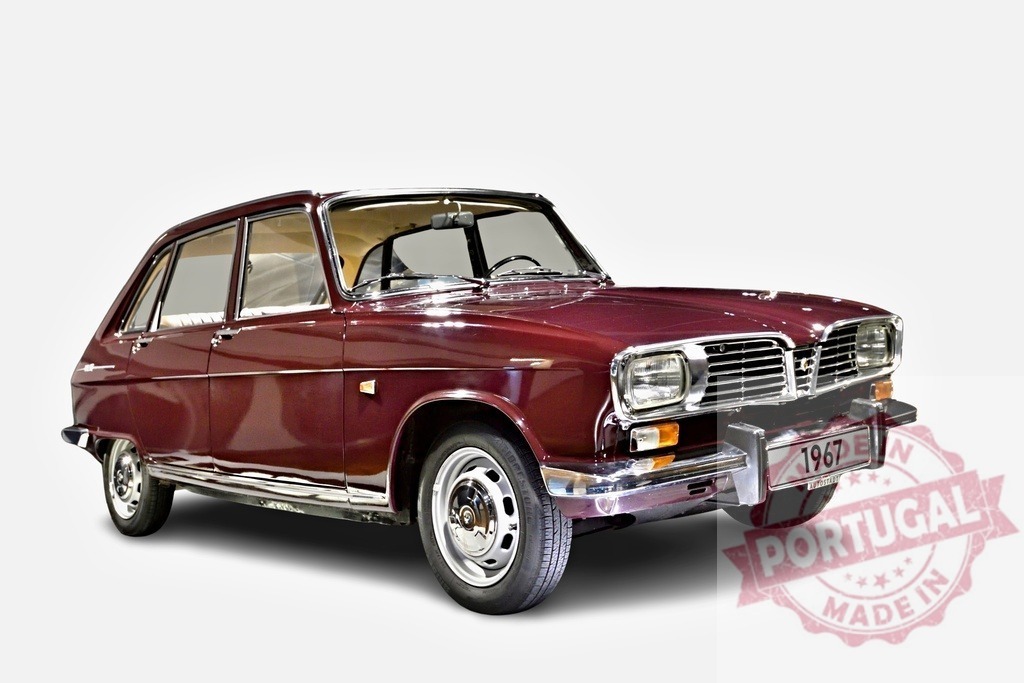 Renault 16 posing in studio with white background | Burgundy Renault 16 from 1967 posing in a studio with white background - Realisiert mit Pictrs.com