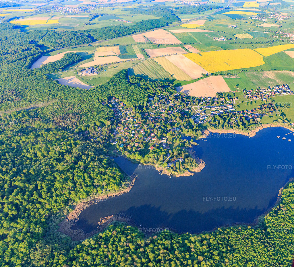 Vue aérienne: Vue de la ville à l'Ètang des femmes à Langatte dans le département Moselle, France. Photo: IMG_146151.jpg prise le 01/05/2025 par Werner Riehm/FLY-FOTO.eu – Résolution de l'original: 4014 x 3648 px