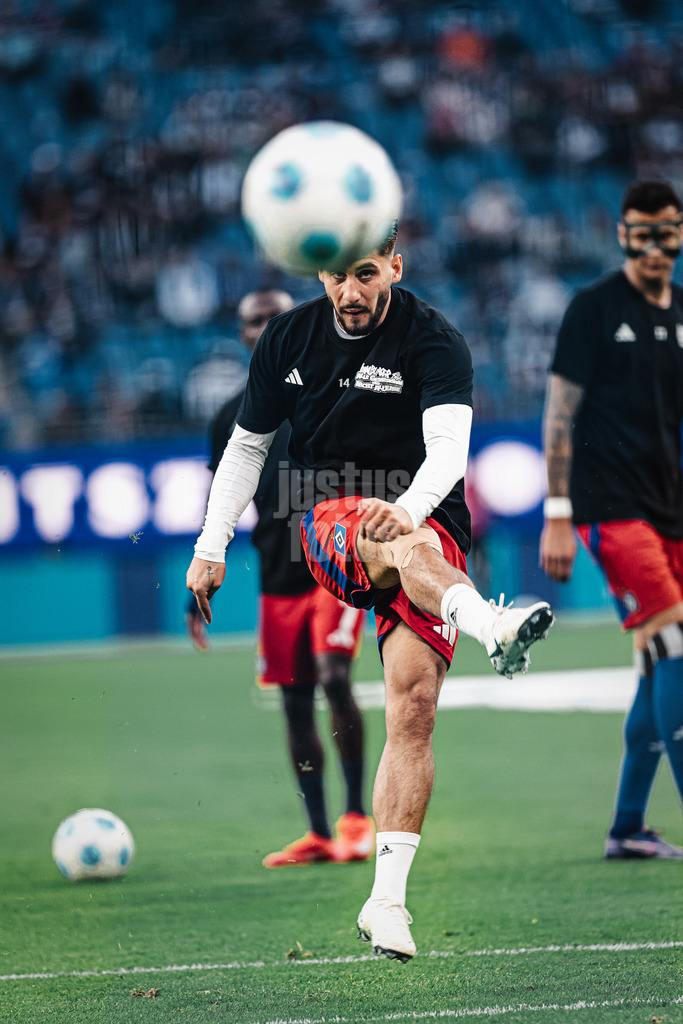 Fußball | Männer | Saison 2024/2025 | 2. Fußball-Bundesliga | 27. Spieltag | Hamburger SV vs. SV 07 Elversberg | 28.03.2025 | Ludovit Reis (#14, HSV) schießt sich ein vor dem Spiel