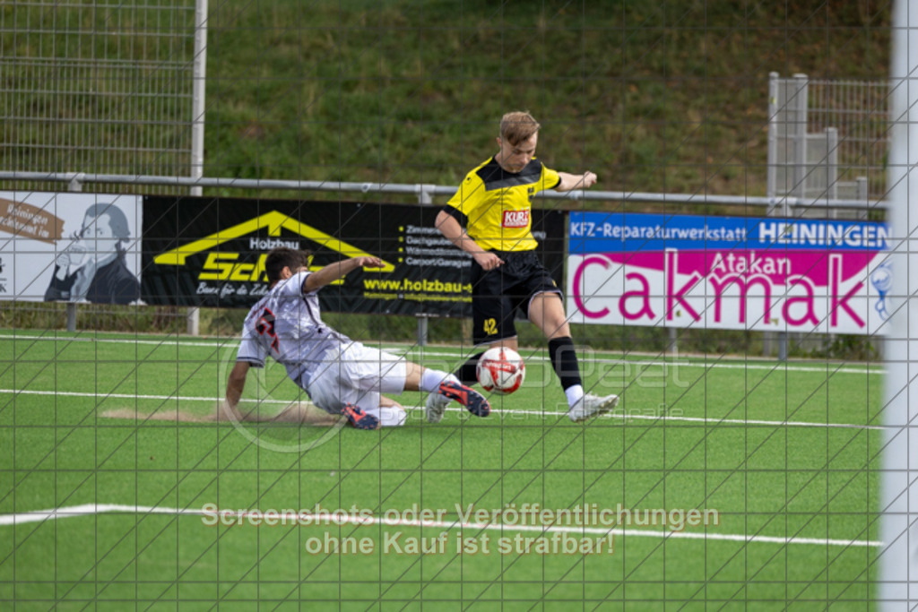 20250824_130339_0190 | #,1.FC Heiningen II (gelb) vs. 1.Göppinger SV III (weiß), Fußball, Kreisliga B7 - Bezirk Neckar/Fils, 01. Spieltag, Saison 2025/2026, Kunstrasenplatz Sportzentrum Heiningen, Krautgarten 1, 73092 Heiningen, 24.08.2025 - 13:00 Uhr,Foto: PhotoPeet-Sportfotografie/Peter Harich