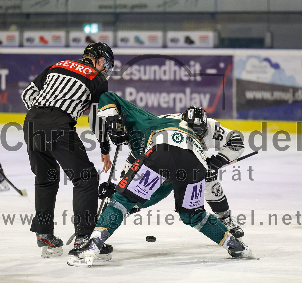 2025-11-25_084_TSV_Erding_gegen_EHF_Passau_Black_Hawks | Erding, Deutschland, 25.11.2025:Eishockey, Oberliga Süd 2025 / 2026, 20. Spieltag, TSV Erding gegen EHF Passau Black Hawks, Endergebnis: 2:3 n.V.Elias Rott (EHF Passau Black Hawks, #55)Foto: Christian Riedel / fotografie-riedel.net