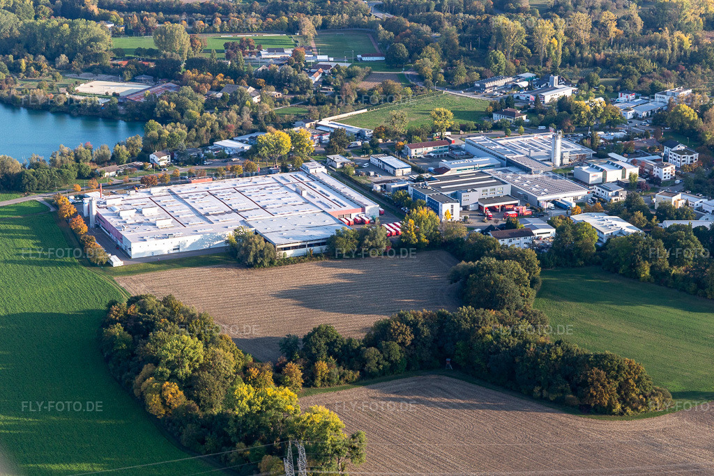 Luftbild: Coca-Cola Werk Karlsruhe im Ortsteil Neureut in Karlsruhe im Bundesland Baden-Württemberg in Deutschland. Foto: IMG_123360.jpg vom 19.10.2020 durch Werner Riehm/FLY-FOTO.de