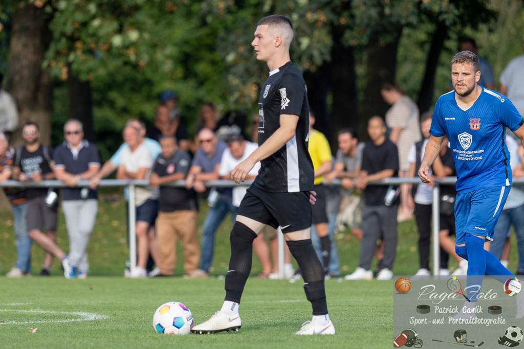 Hessenliga: Türk Gücü Friedberg - FC Eddersheim, 09.08.2024 | Simon Lüders (FC Eddersheim #22) am Ball, Freisteller, Portrait / Porträt, Türk Gücü Friedberg - FC Eddersheim, Friedberg, Städtischer Sportplatz, 9.8.2024 - Realisiert mit Pictrs.com
