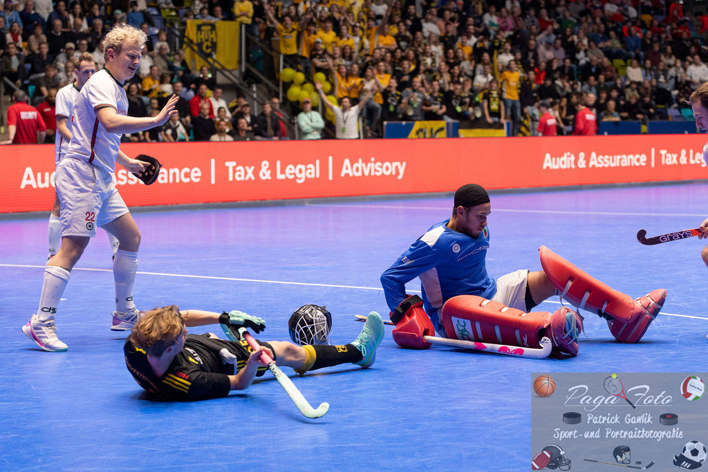 Volvo E.R.B. Final 4 Finale Männer: Harvestehuder THC - Crefelder HTC, 26.01.2025 | Joshua William Onyekuwe Nnaji (Crefelder HTC #29) & Jonas von Gersum (Harvestehuder THC #55) im Zweikampf um den Ball und krachen in einander, Harvestehuder THC - Crefelder HTC, Frankfurt, Süwag Arena, 26.1.2025 - Realisiert mit Pictrs.com