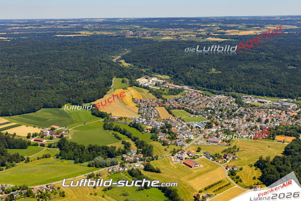 Aktuelles Luftbild von Mochenwangen Wolpertswende - Die Luftaufnahme wurde 2022 mittels UL-Flugzeug erstellt ( keine Drohne ) - hochauflösende Kamera-Systeme von  Canon -Beste Qualität - Für grossformatige Ausdrucke geeignet. Die Geschenkidee !