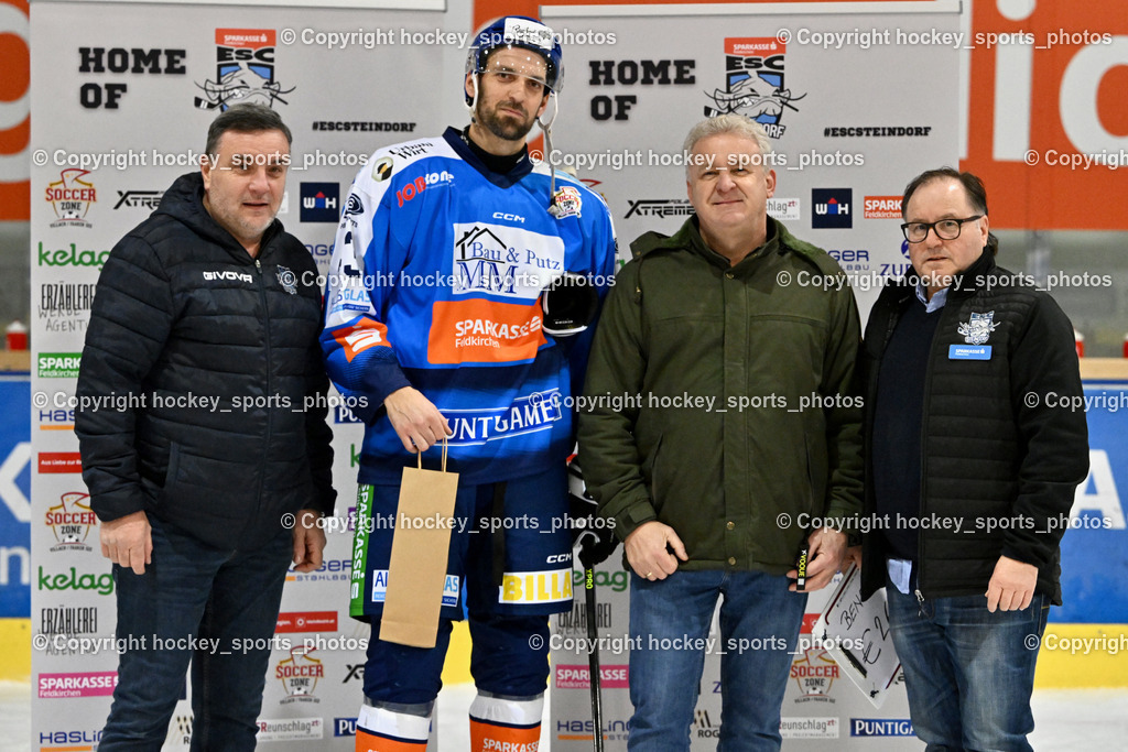ESC SPARKASSE STEINDORF vs. EV ZELTWEG MURTAL LIONS | Obi Marktleiter Günther Zollner, Spieler des Abends, Sektionsleiter ESC Steindorf Hans Tschernutter, #43 Oraze Martin ESC Steindorf, Sportlicher Leiter ESC Steindorf Armin Ratz, ESC SPARKASSE STEINDORF vs. EV ZELTWEG MURTAL LIONS, ESC SPARKASSE STEINDORF vs. EV ZELTWEG MURTAL LIONS am 27.12.2025 in Steindorf (Ossiachersee Halle), Austria, (Photo by Bernd Stefan)