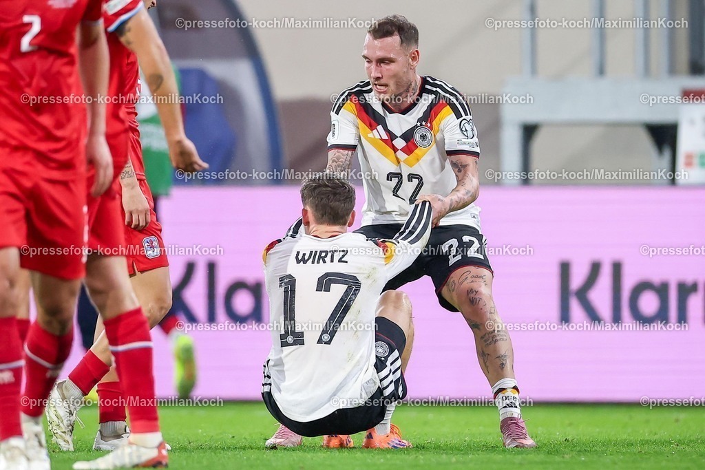 DFB14112501091 | 14.11.2025, Fußball, Länderspiel, WM-Qualifikation Europa, Deutschland - Luxemburg, Stade de Luxembourg (Croix de Gasperich, Luxemburg), 9. Spieltag, Saison 2025 2026: David Raum (GER #22) hilft Florian Wirtz (GER #17) auf die Beine  Regulations prohibit any use of photographs as image sequences and or quasi-video.
