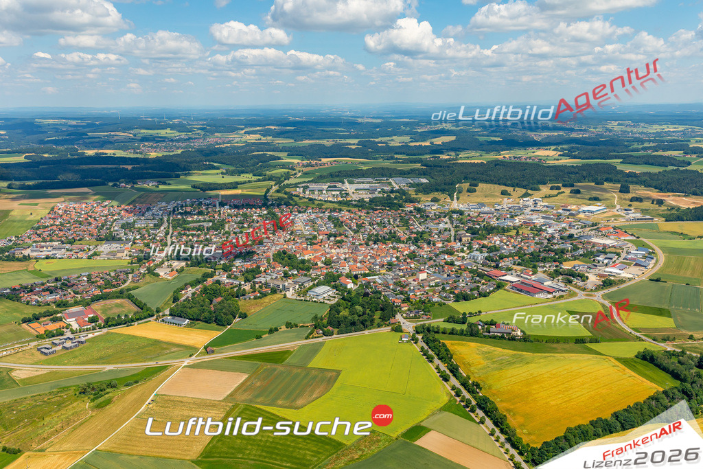 Das Luftbild zeigt :  Hemau - Die Luftaufnahme wurde 2023 vom UL-Flugzeug aus erstellt ( keine Drohne ) - Hochauflösende Luftaufnahme - Für grossformatige Ausdrucke geeignet. Die Geschenkidee !Mit Lizenz und Bildrechte bestellbar