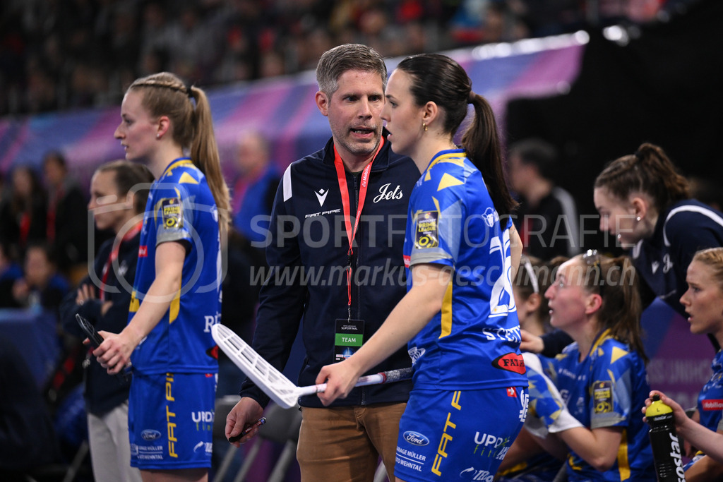 Kloten-Dietlikon Jets vs Skorpion Emmental Zollbrück - 15. April 2023 | 15.04.2023, Kloten, stimo arena, Swiss Unihockey Superfinal Frauen: Kloten-Dietlikon Jets - UHV Skorpion Emmental, Coach Rolf Kern mit Celine Stettler (#26 Kloten-Dietlikon Jets). - Realisiert mit Pictrs.com
