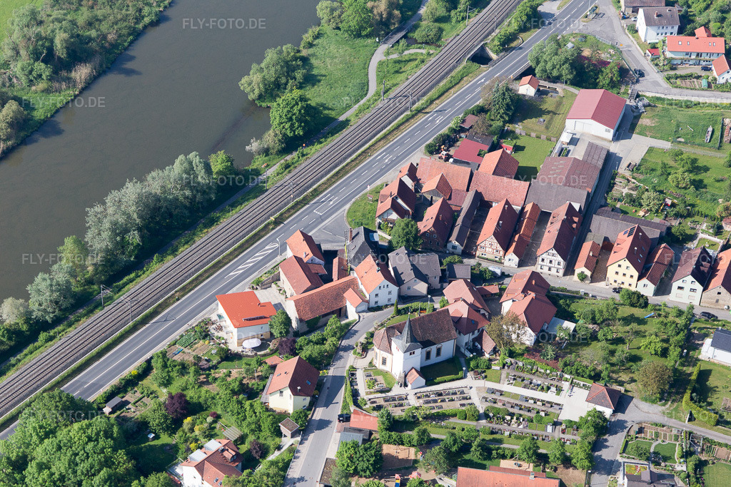 Luftbild: Fridhof und Kirche am Mainblick im Ortsteil Wülflingen in Haßfurt im Bundesland Bayern in Deutschland. Foto: IMG_099905.jpg vom 25.05.2017 durch Werner Riehm/FLY-FOTO.de