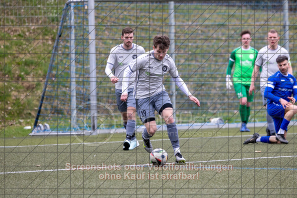 20250330_160558_0508 | #,TSG Salach (blau) vs. SC Geislingen II (weiß/grau), Fußball, Bezirksliga - Bezirk Neckar/Fils, 20. Spieltag, Saison 2024/2025, Kunstrasensportplatz, Staufenecker Str. 41, 73084 Salach, 30.03.2025 - 15:30 Uhr,Foto: PhotoPeet-Sportfotografie/Peter Harich
