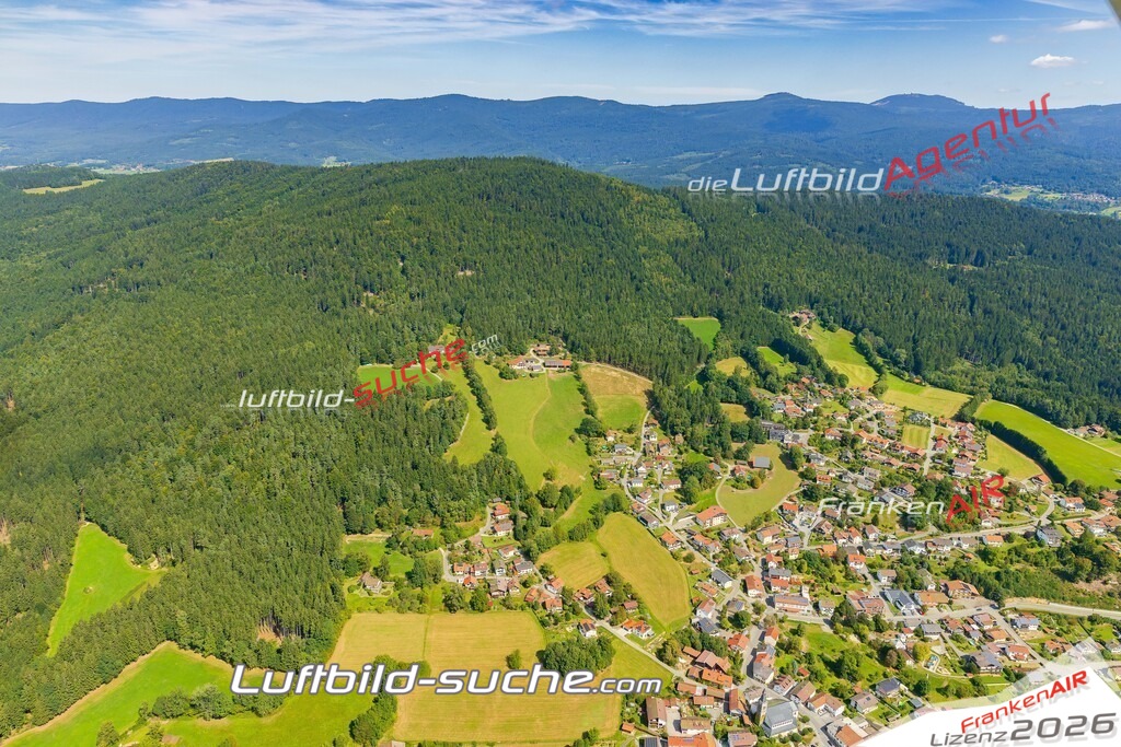 Luftaufnahme der Stadt Böbrach - Die Luftaufnahme wurde 2025 vom UL-Flugzeug heraus erstellt ( keine Drohne ) - Hochauflösende Luftaufnahme - für professionelle Ausdrucke geeignet. Die Geschenkidee !Mit Lizenz und Bildrechte bestellbar