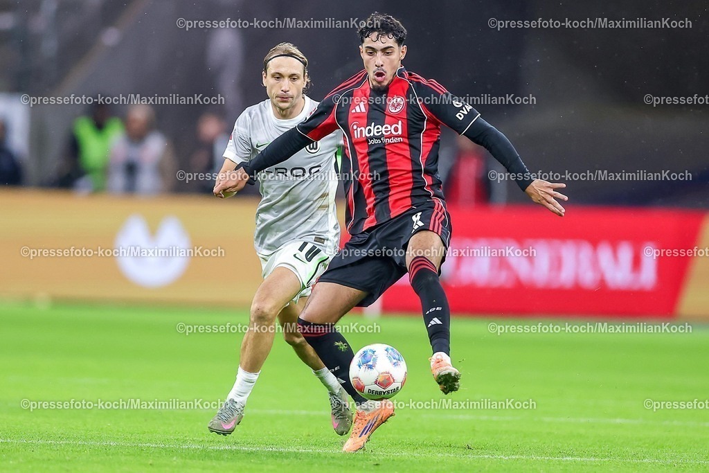 SGE30112501119 | 30.11.2025, Fußball, Eintracht Frankfurt - VfL Wolfsburg, 1. Fußball Bundesliga, 12. Spieltag, Deutsche-Bank-Park (Frankfurt am Main), Saison 2025 2026: Lovro Majer (VfL Wolfsburg #10) im Zweikampf gegen  Fares Chaïbi (Eintracht Frankfurt #08)  DFB Regulations prohibit any use of photographs as image sequences and or quasi-video.