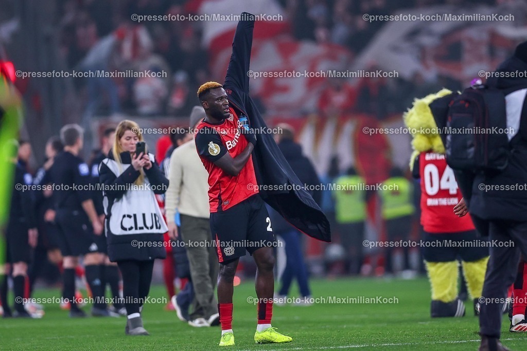DFB05022502355 | 05.02.2025, Fußball, DFB-Pokal Viertelfinale, Bayer 04 Leverkusen - 1.FC Köln, BayArena, Saison 2024 2025: Victor Boniface (Bayer04 Leverkusen #22) zieht sich eine Warme Jacke anDFB regulations prohibit any use of photographs as image sequences and or quasi-video.