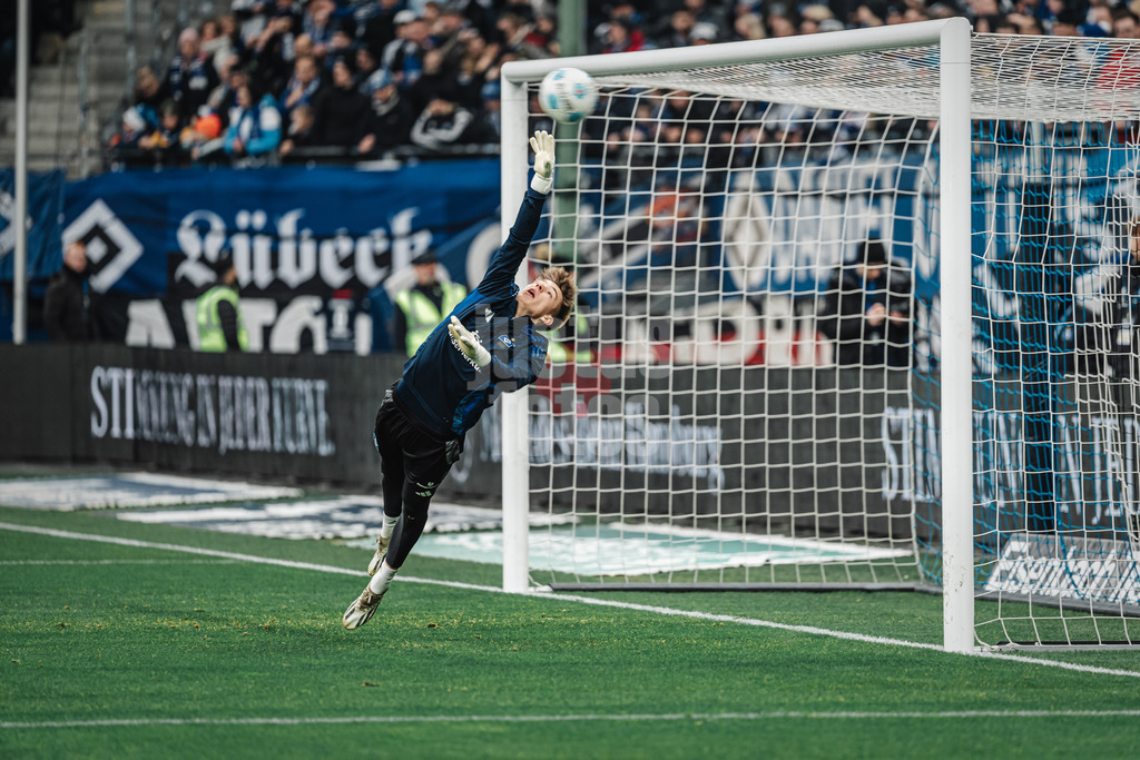 Fußball | Männer | Saison 2024/2025 | 2. Fußball-Bundesliga | 15. Spieltag | Hamburger SV vs. SV Darmstadt 98 | 08.12.2024 | Matheo Raab (#19, HSV) beim Warm-Up