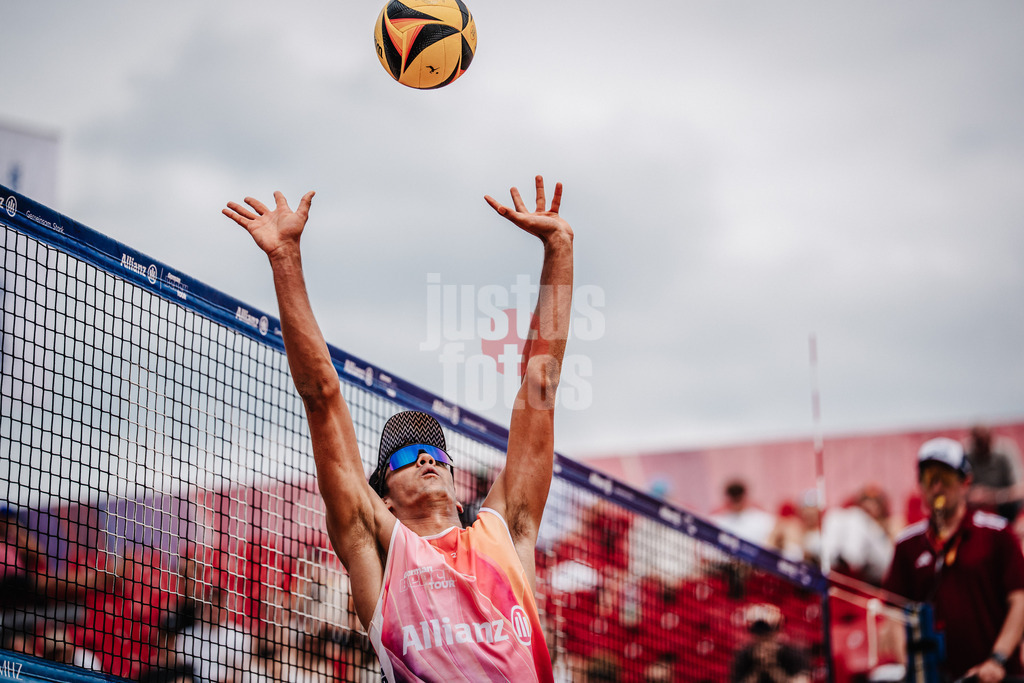 Beachvolleyball | Männer | Allianz German Beach Tour 2025 | Tourstop München | 04.07.2025 | Valentin Schneckenburger beim Zuspiel